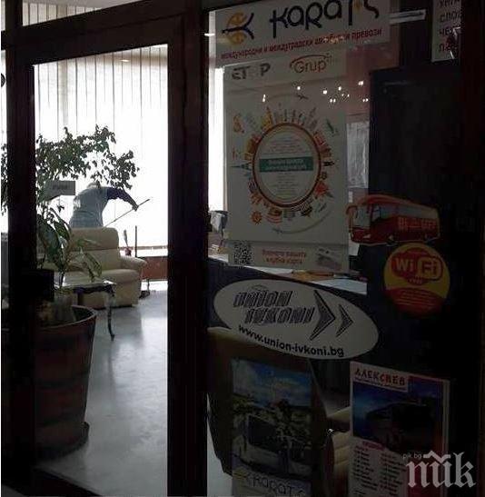 Крадци разбиха Билетния център в хотел „България”, отмъкнаха оборота (снимки)