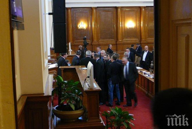 Безумен скандал! Десислав Чуколов замери Байрактаров на трибуната в Народното събрание (обновена)