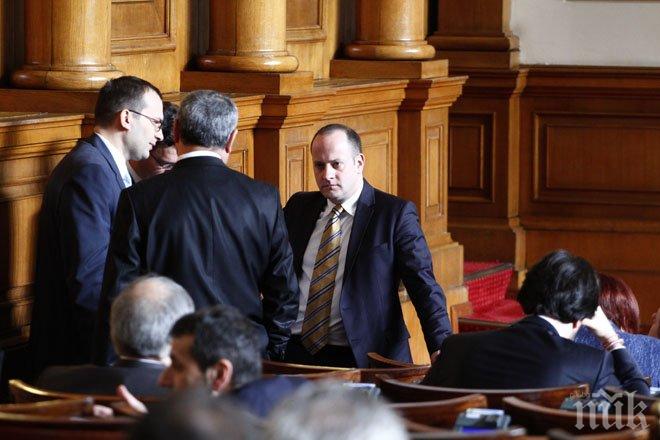 Първо в ПИК! Четирите парламентарни групи на мнозинството, Бъчварова и Кунева застанали зад Вучков! Премиерът обаче няма да се поддаде на опитите за шантаж!