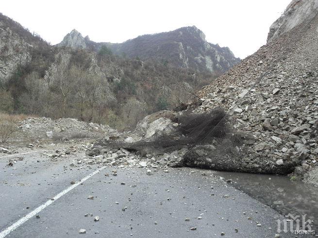 Скално свлачище затрупа главен път в Кресненското дефиле