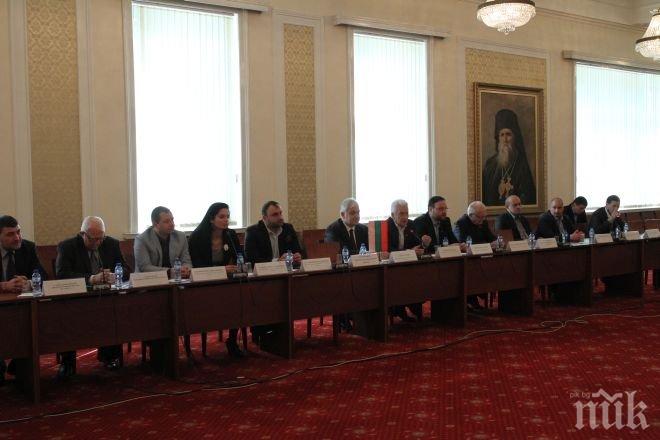 Сидеров и руските депутати Карпов и Худяков откриха фотоизложба в НС (снимки)