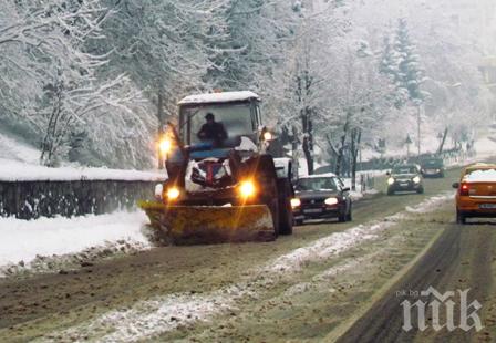 Пътищата в София се обработват със смеси против заледяване