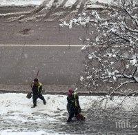 Мокър сняг вали в Пловдив, над метър натрупа в Лъки