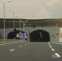 Снегът спря тировете по магистрала 