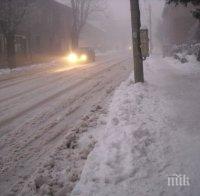 Снегът блокира пътищата в половин България 