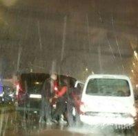 Екшън като на кино в снежен Пловдив! Полицаи с качулки щурмуват кола за 10 секунди, завързват и отвеждат шофьора!