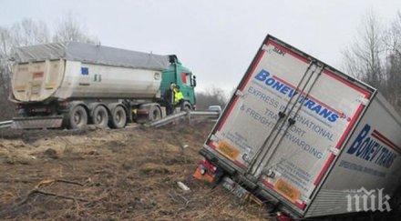 адска катастрофа тракия тир преобърна канавката кола помляна