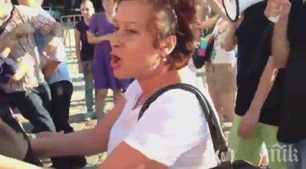 наглост шефката протестна мрежа изпълзя нелегалност цонева псува снимката пик мълчи доходите татко барба скочи михнева