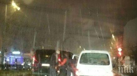 екшън кино снежен пловдив полицаи качулки щурмуват кола секунди завързват отвеждат шофьора