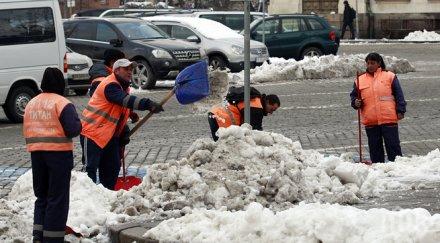 снеговалежите затрудняват движението страната