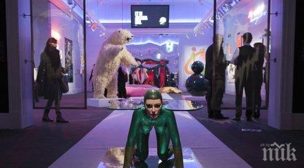 сотбис пуска търг скандална скулптура жена маса