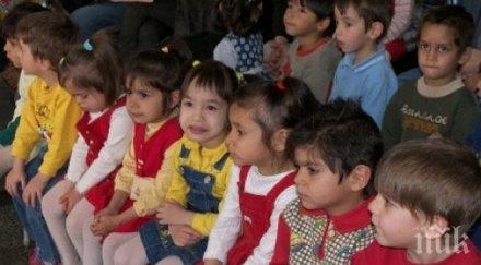 робот помага деца учат пишат