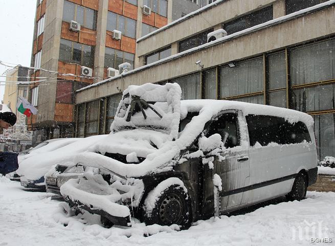 Провокация?! Изгоряла е цялата предна част на подпаления микробус на ДПС (снимка)