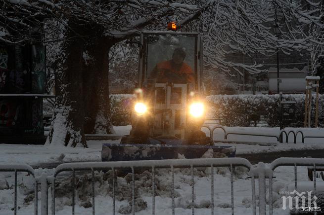 Снеговалежи и дъжд предизвикват хаос на Балканите