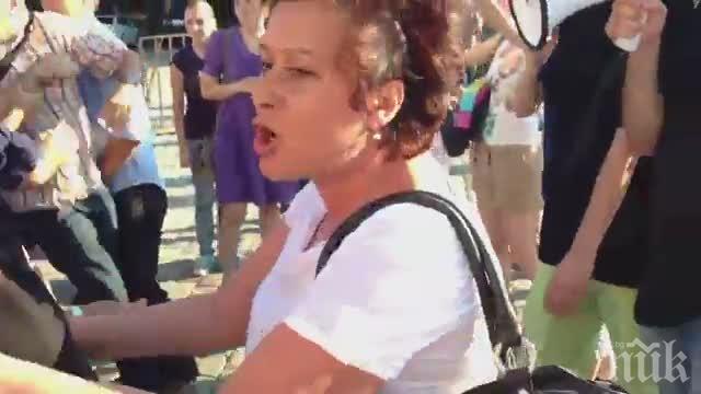 Наглост! Шефката на Протестна мрежа изпълзя от нелегалност! Цонева псува за снимката си в ПИК, но мълчи за доходите си! Татко Барба скочи на Михнева!