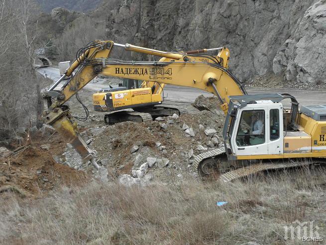 Премахват висящите над Креснеското дефиле скали