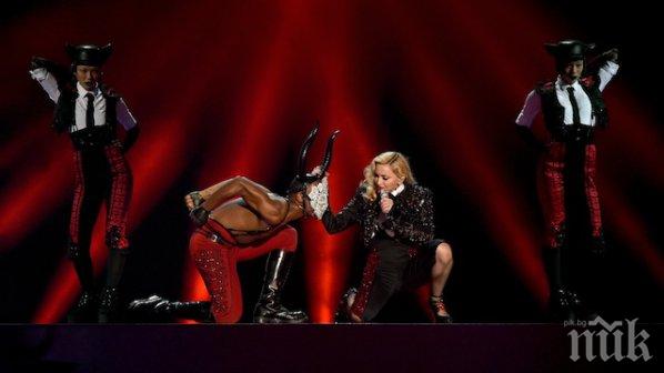 Мадона с тоалет на български дизайнери в Париж