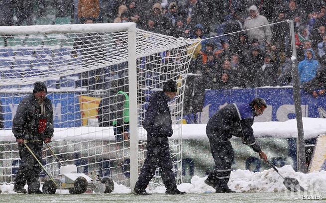 Теренът на Армията е почистен, мач ще има