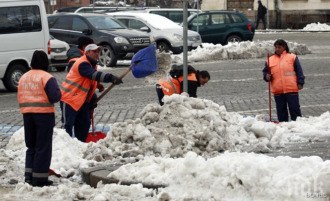 Снеговалежите затрудняват движението в страната
