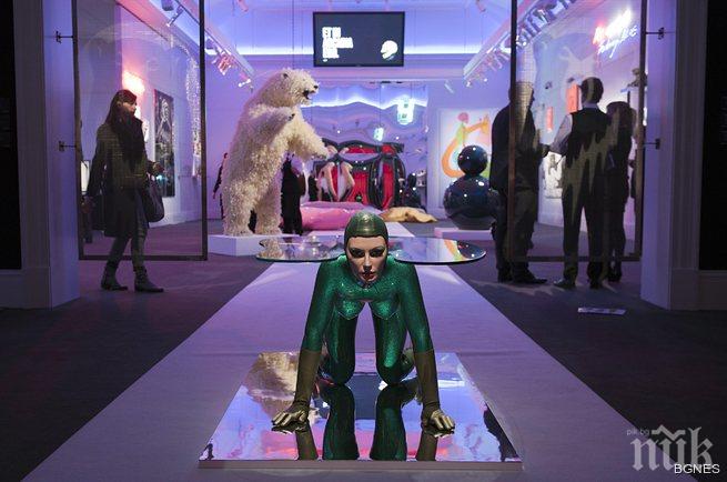 Сотбис пуска на търг скандална скулптура на жена маса 