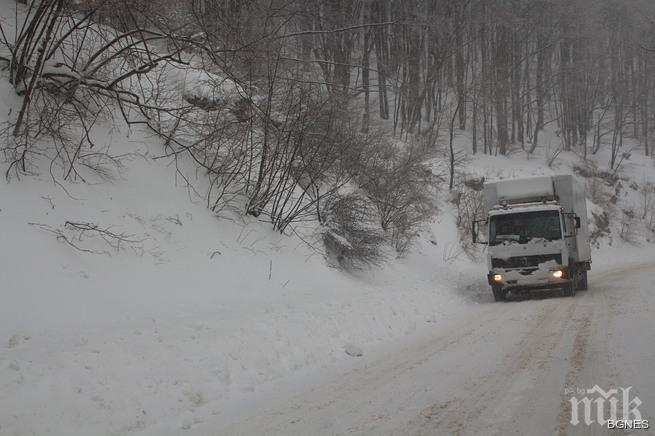 Сняг на Шипка, няма проблеми за движението