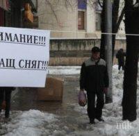 Снежни буци дебнат пешеходците в Хасково (снимка)