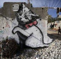 Банкси се завръща - изрисува серия от графити върху руините в Газа