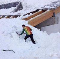 Ужасът продължава! Снегът срути покрива на бензиностанция в Кърджали!