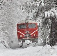Снегът спря движението на влакове в 2 участъка 
