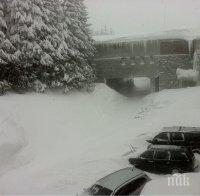 Доставят хляб и свещи с машини за бедстващите около Кърджали