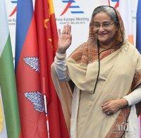 Взривове гръмнаха на пътя на премиерката на Бангладеш