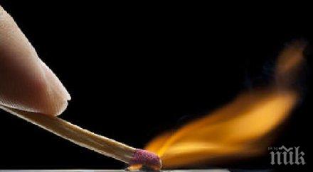 задържаха двама палеж автомобил