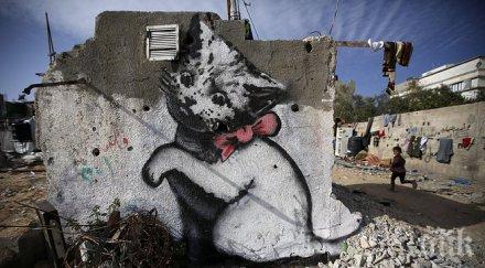 банкси завръща изрисува серия графити руините газа