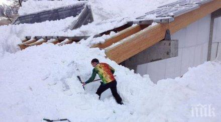 ужасът продължава снегът срути покрива бензиностанция кърджали