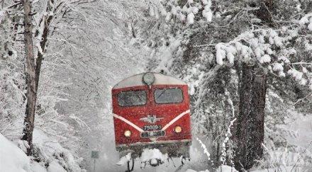 снегът спря движението влакове участъка