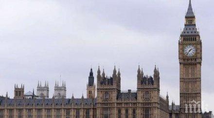 мъж разходи покрива британския парламент полицията вдигната крак видео