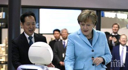 японски робот общува меркел обратно