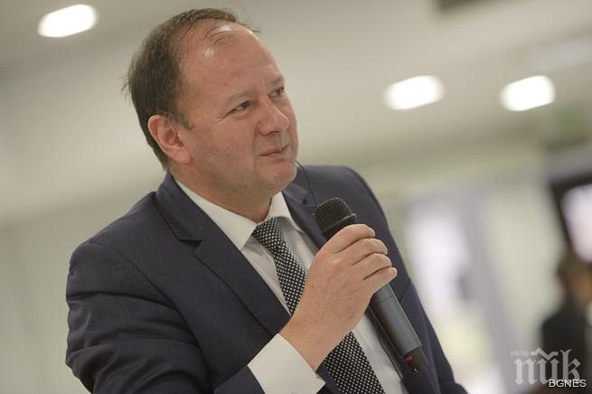 Миков към жените: Приемете искрената ми благодарност, че сте опора и стимул