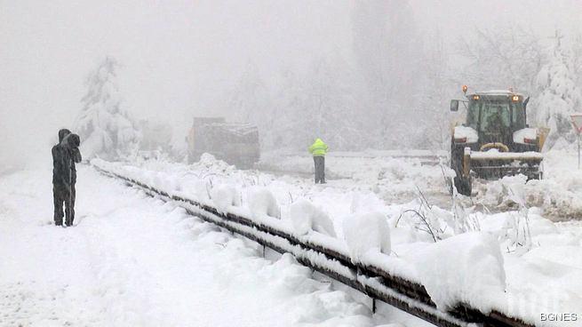 Битката със зимата в Кърджалийско продължава