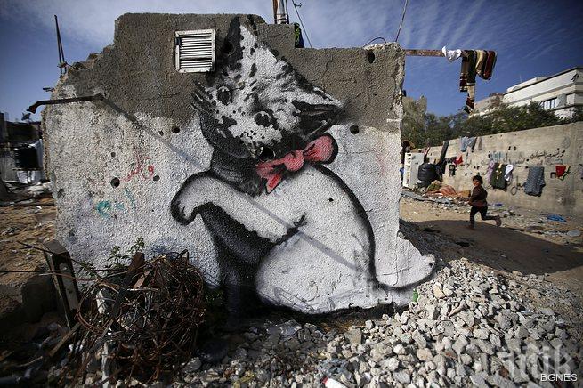 Банкси се завръща - изрисува серия от графити върху руините в Газа