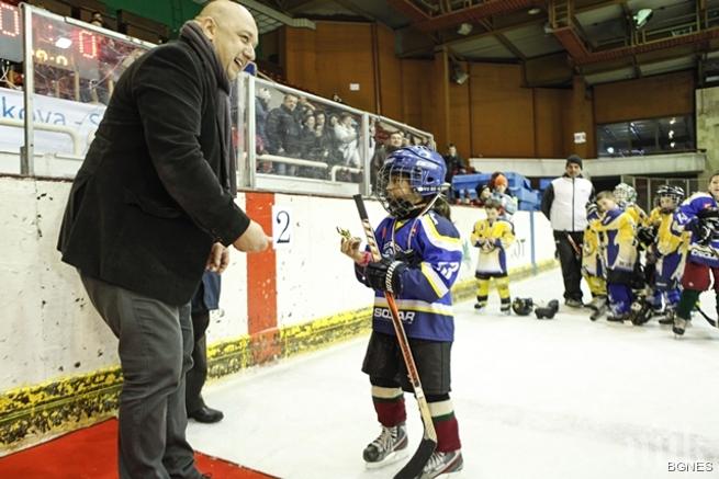 Кралев награди участниците в детския хокеен турнир Крос Айс