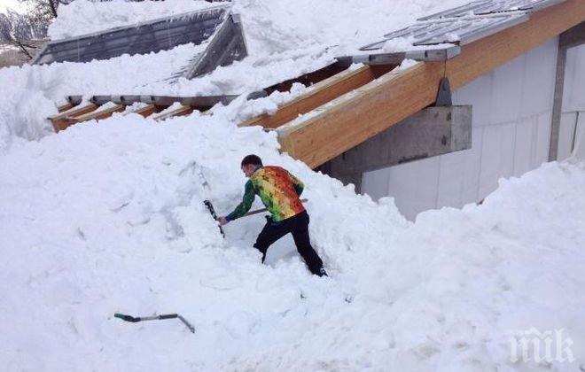 Ужасът продължава! Снегът срути покрива на бензиностанция в Кърджали!