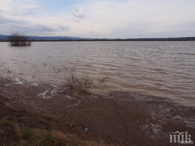 Повишават се речните нива в страната