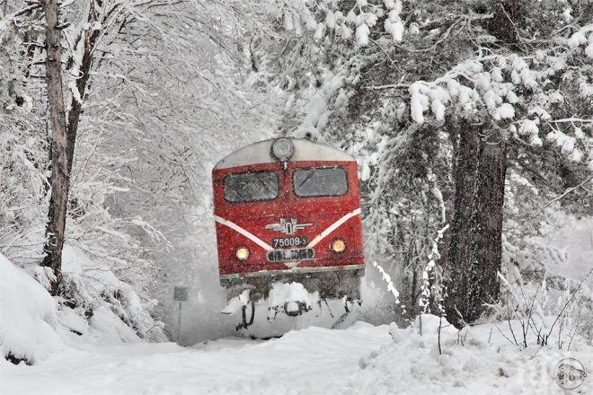Снегът спря движението на влакове в 2 участъка 