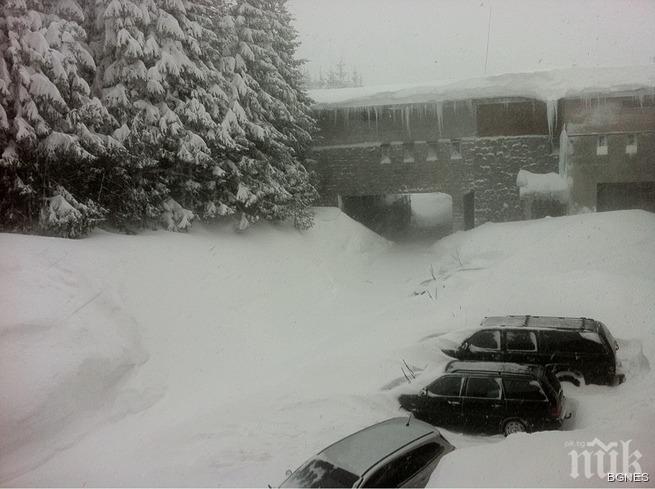 Доставят хляб и свещи с машини за бедстващите около Кърджали