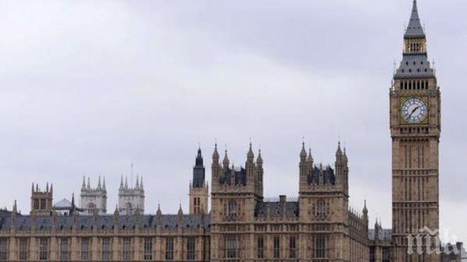 Мъж се разходи по покрива на британския парламент - полицията бе вдигната на крак (видео)