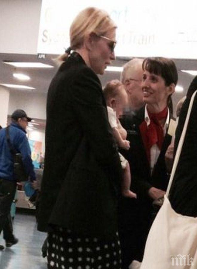 Скандална! Супермоделката Кейт Мос се сби с папарак