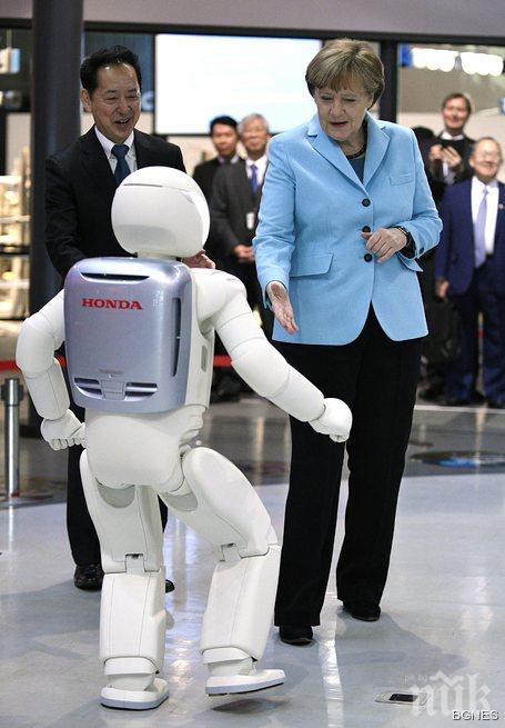 Японски робот общува с Меркел и обратно