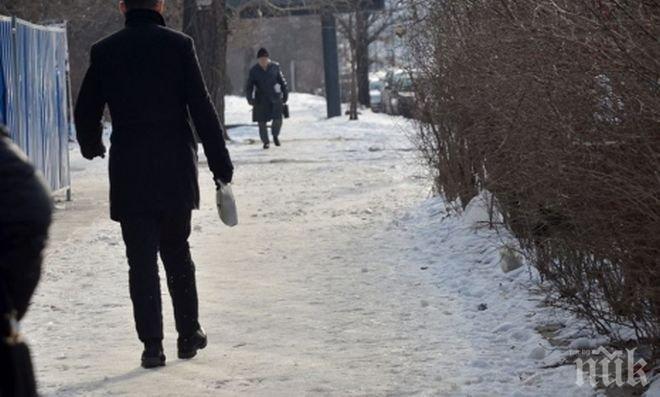 Пръскат улиците срещу заледяване в София