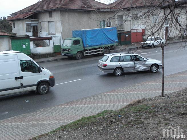 Бус удари Пежо пред поликлиниката в Благоевград